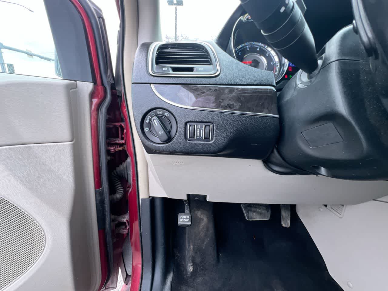 Thumbnail: 2012 Chrysler Town & Country - 18