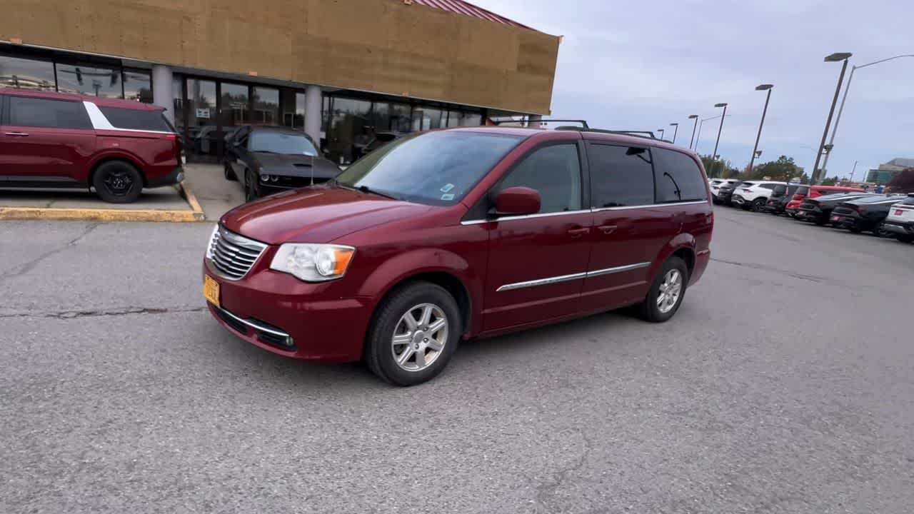 Thumbnail: 2012 Chrysler Town & Country - 4