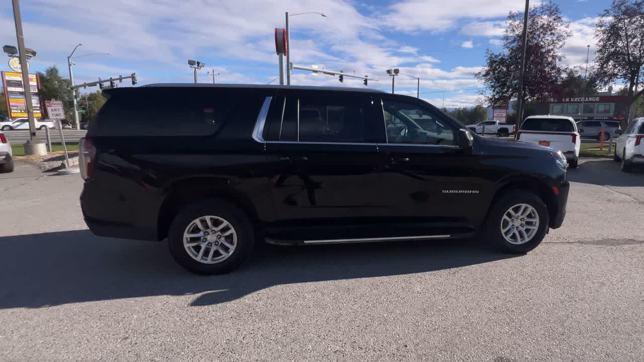 2022 Chevrolet Suburban LT photo 2