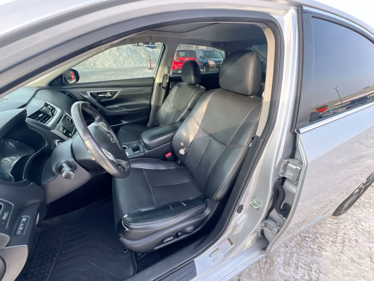 Thumbnail: 2017 Nissan Altima - 11