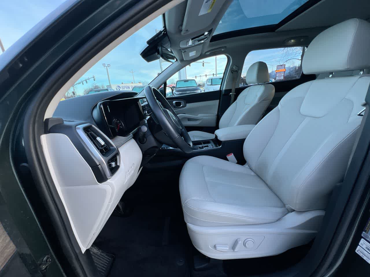 Thumbnail: 2023 Kia Sorento - 11