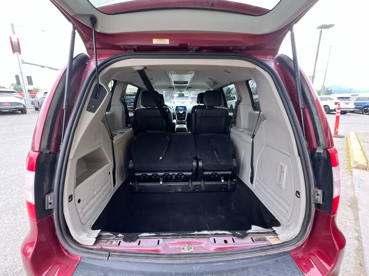 Thumbnail: 2012 Chrysler Town & Country - 25