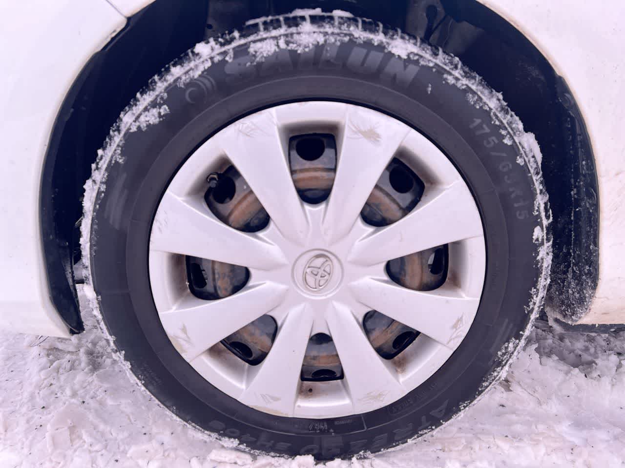 2015 Toyota Yaris L photo 2