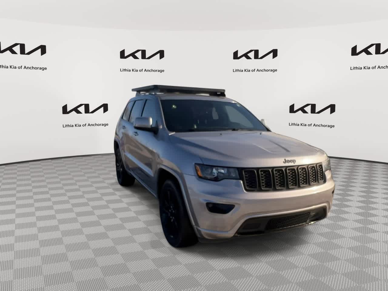 Thumbnail: 2017 Jeep Grand Cherokee - 3