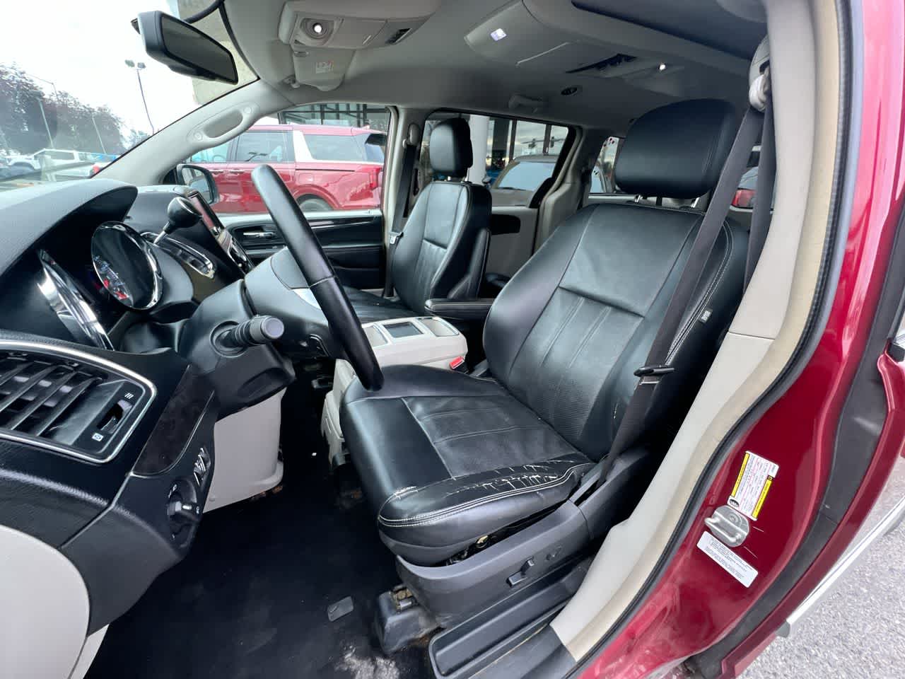 Thumbnail: 2012 Chrysler Town & Country - 11