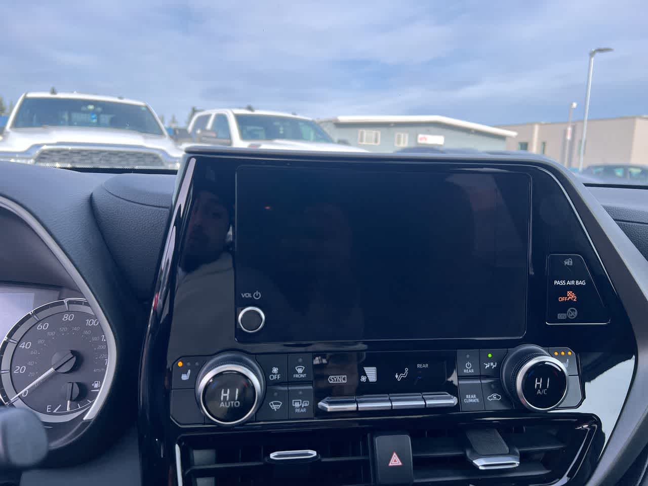 Thumbnail: 2023 Toyota Highlander - 16