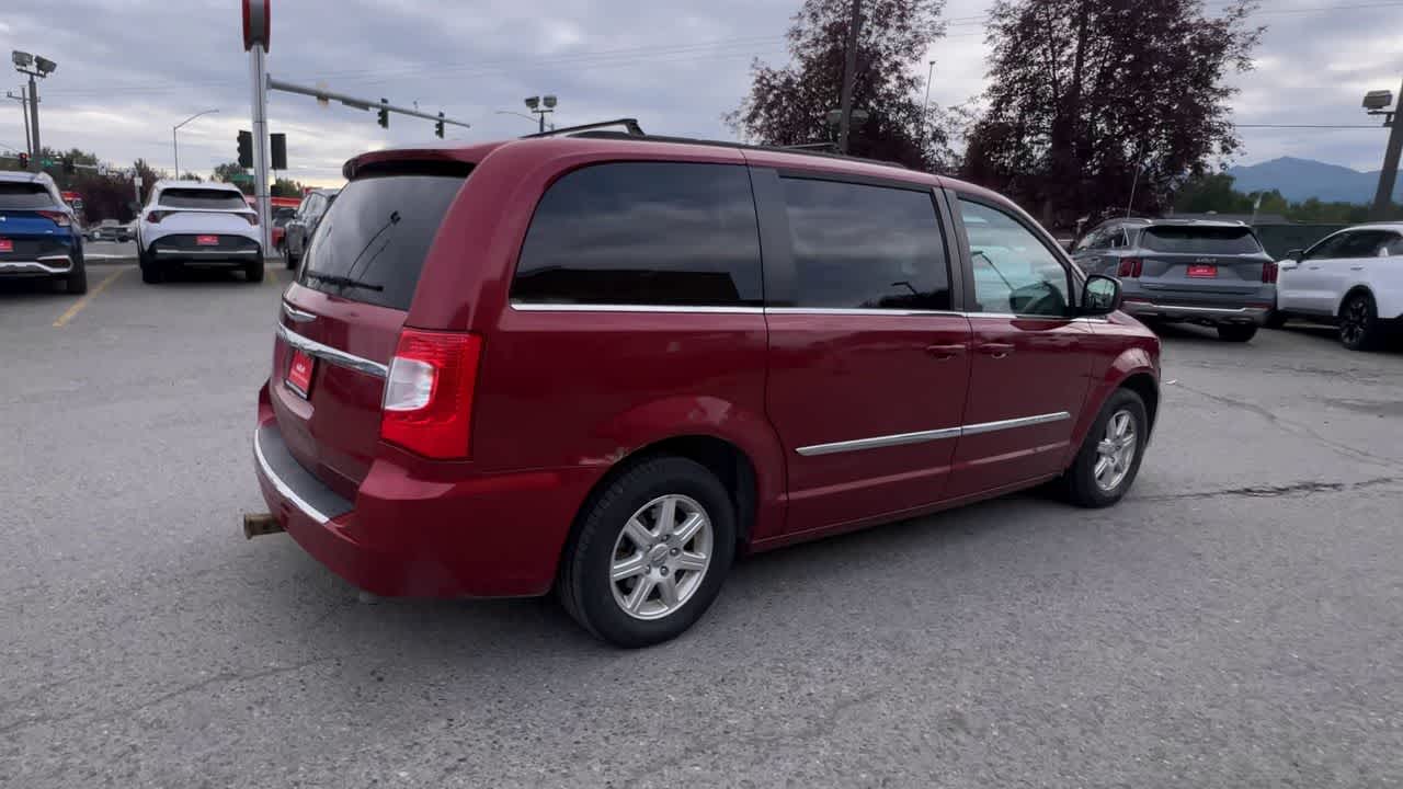 Thumbnail: 2012 Chrysler Town & Country - 8