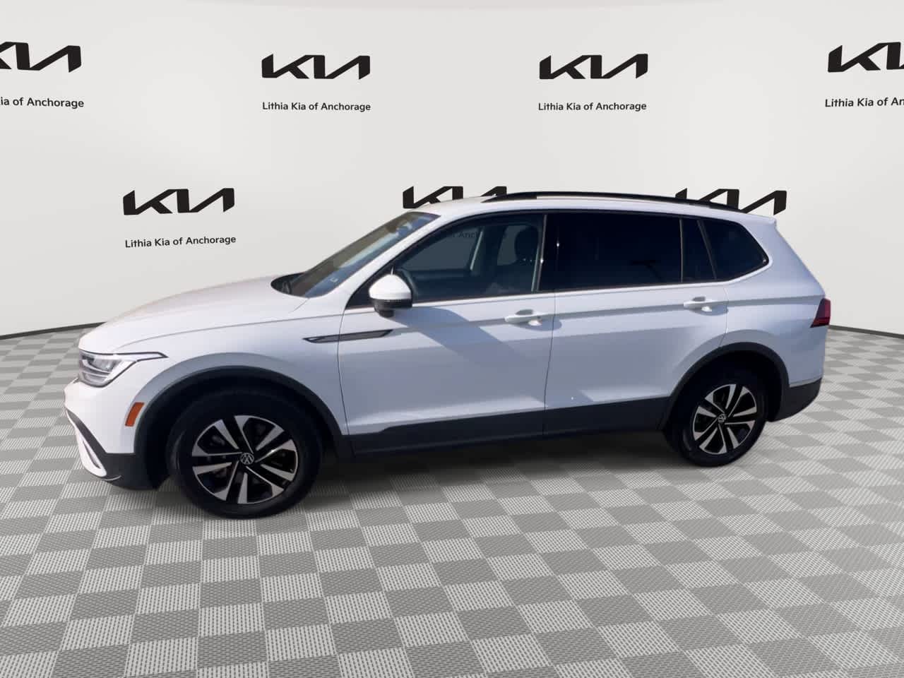 Thumbnail: 2023 Volkswagen Tiguan - 4