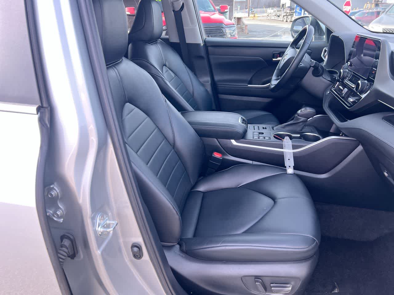 Thumbnail: 2023 Toyota Highlander - 28