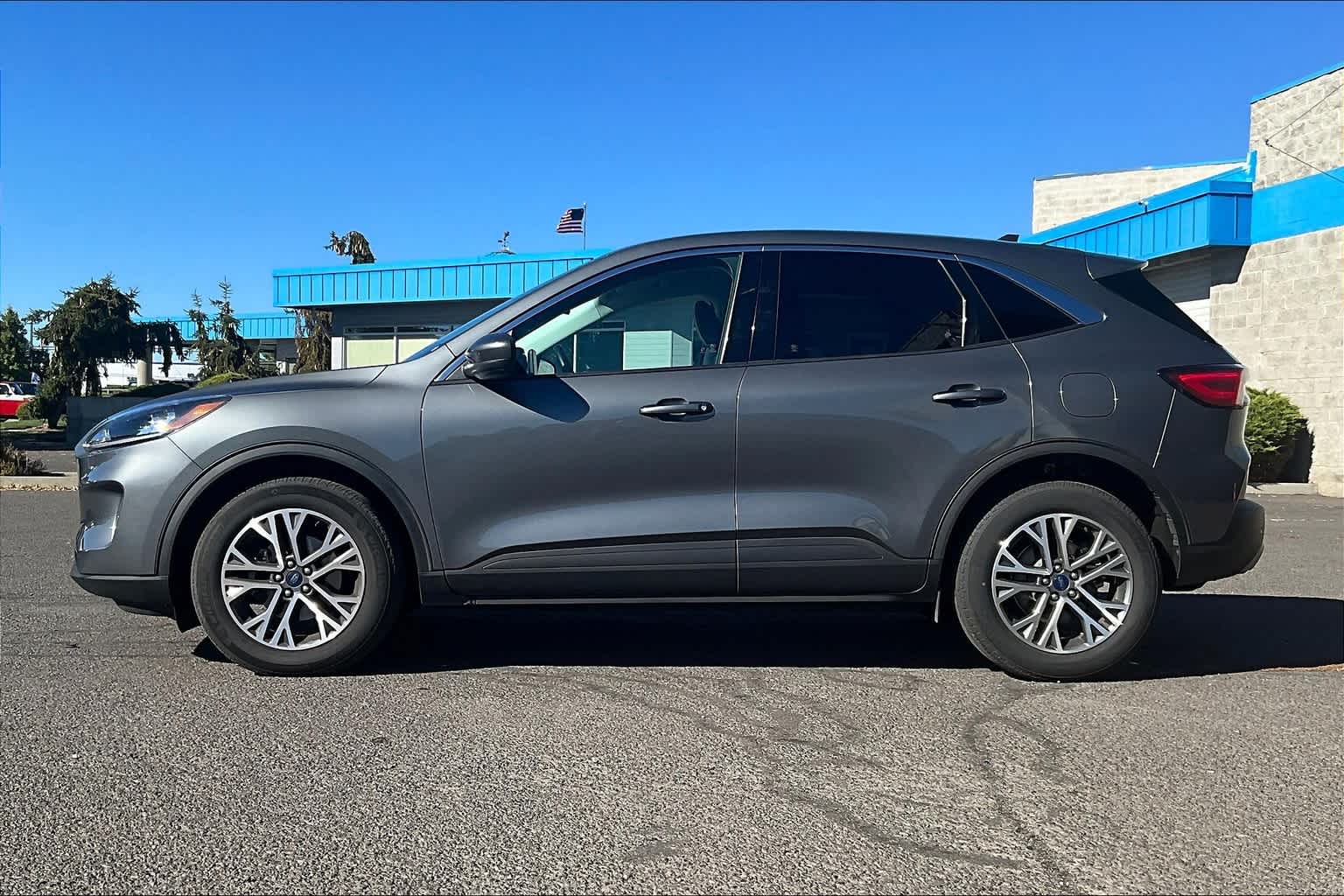 2022 Ford Escape SEL photo 2