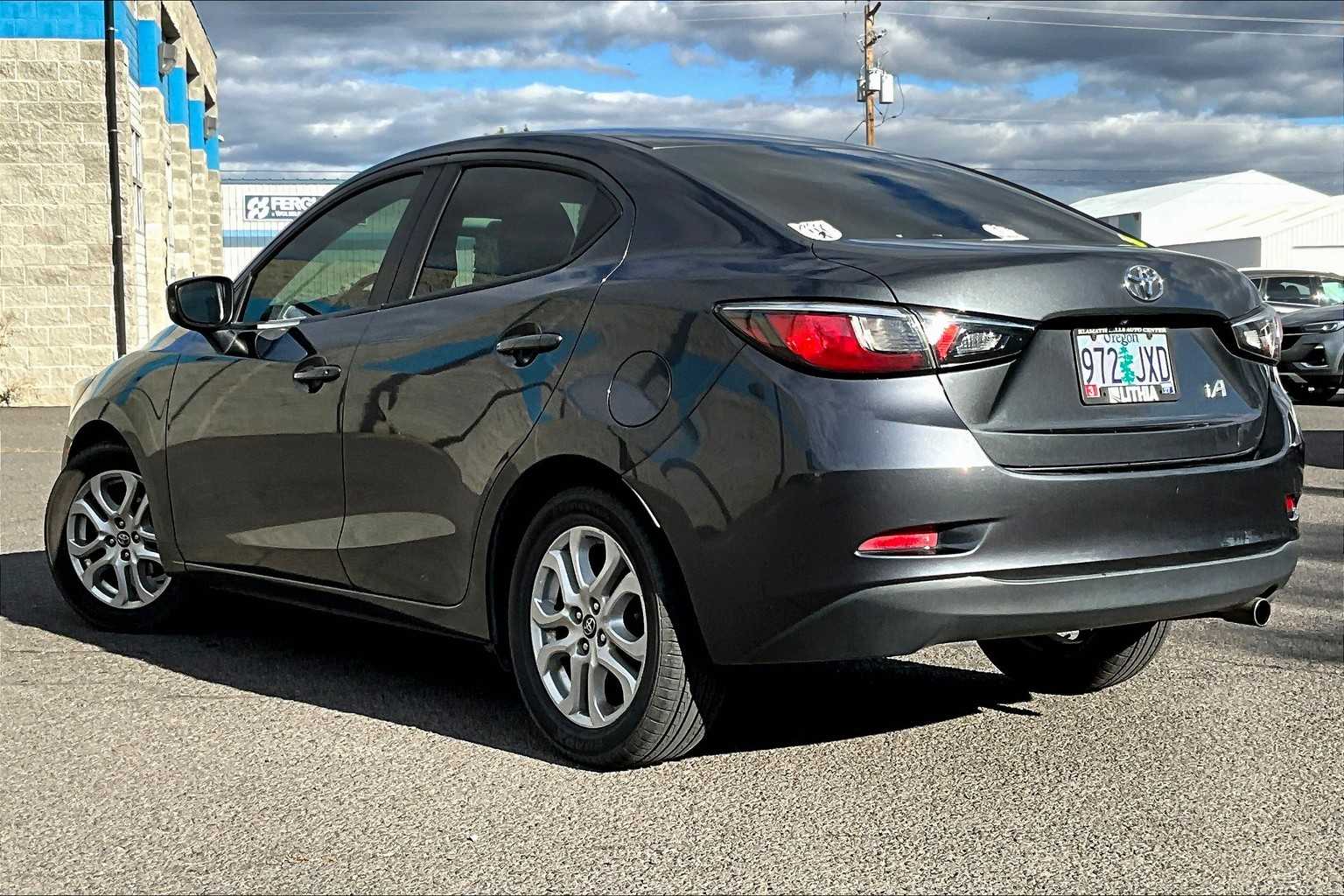 2017 Toyota Yaris iA Base photo 4