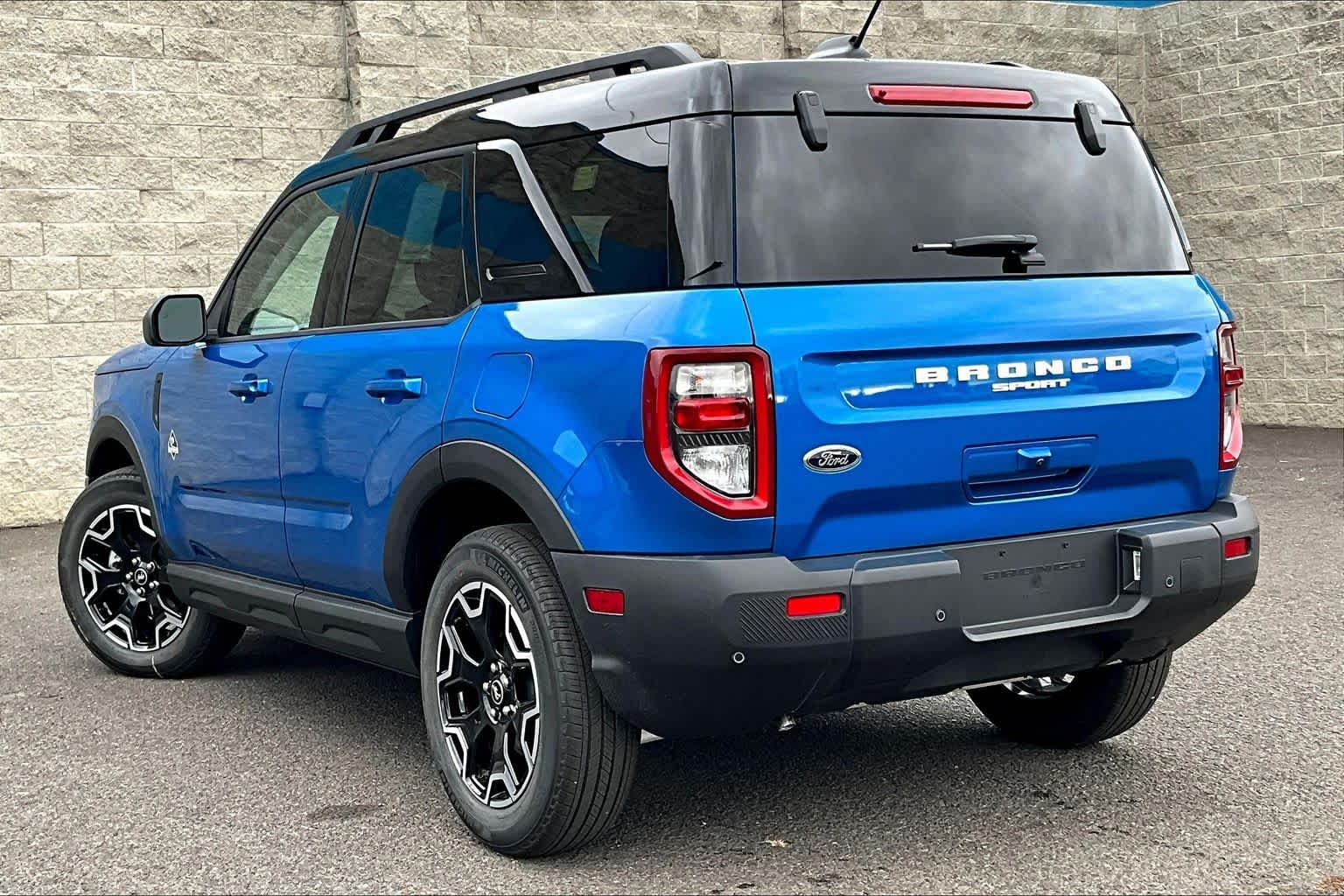 2025 Ford Bronco Sport Outer Banks photo 2