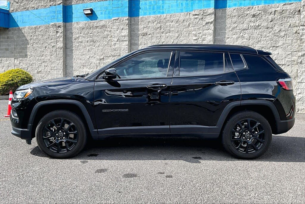 Used 2025 Jeep Compass Latitude SUV