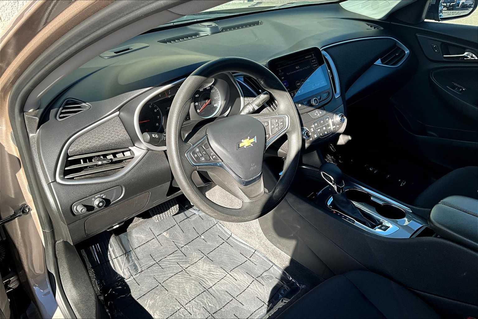 2023 Chevrolet Malibu 1LT photo 2
