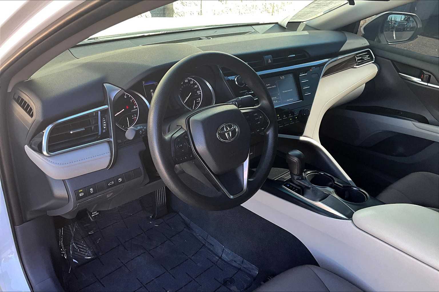 2018 Toyota Camry SE XLE photo 2