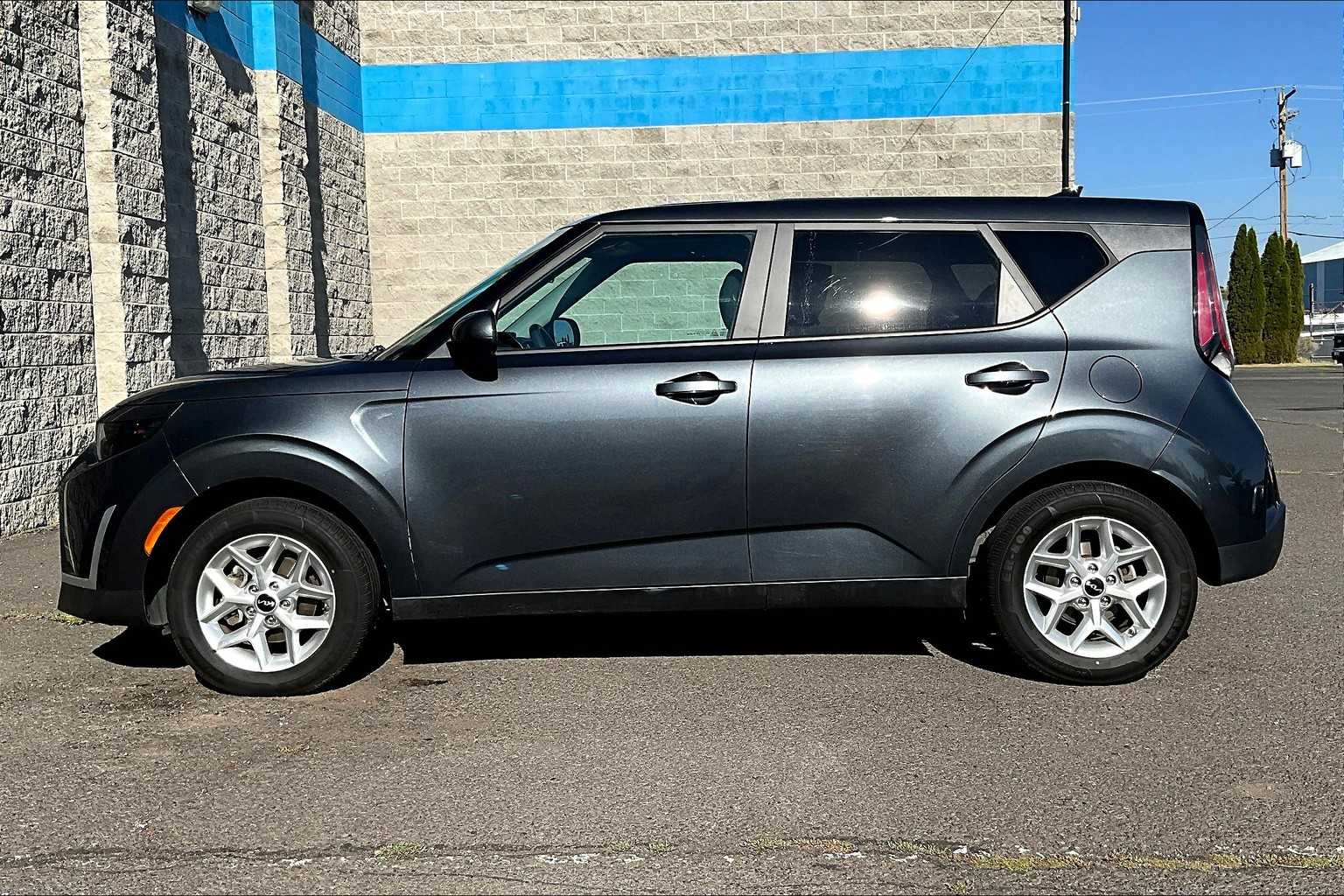 2023 Kia Soul LX photo 3