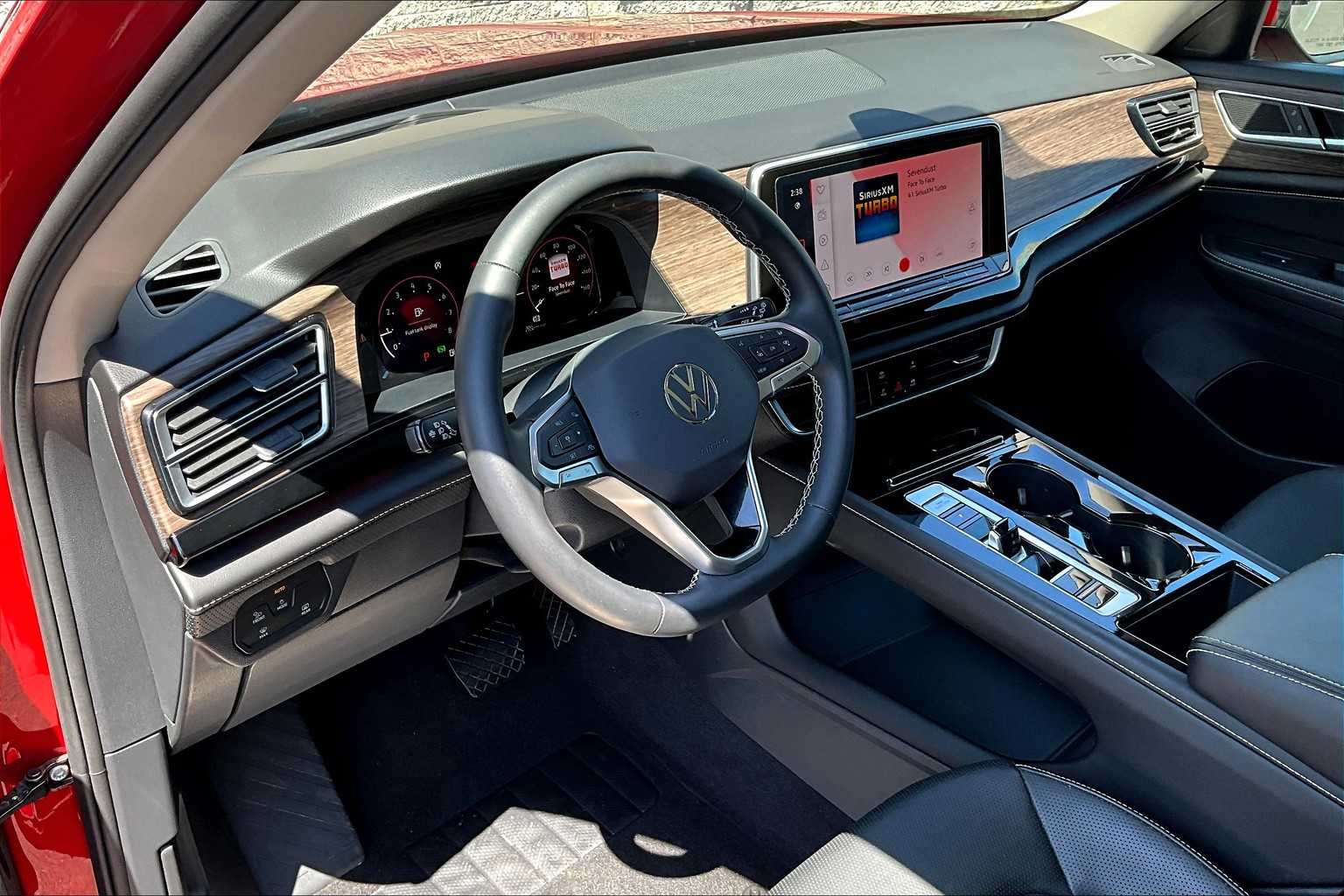2024 Volkswagen Atlas V6 SE Technology photo 2