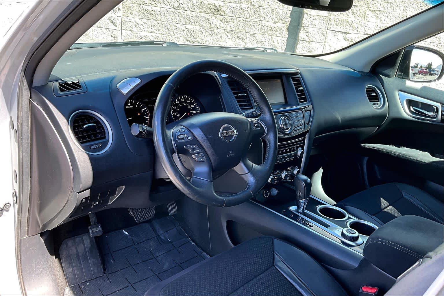 Used 2015 Nissan Pathfinder SV with VIN 5N1AR2MM0FC634169 for sale in Klamath Falls, OR