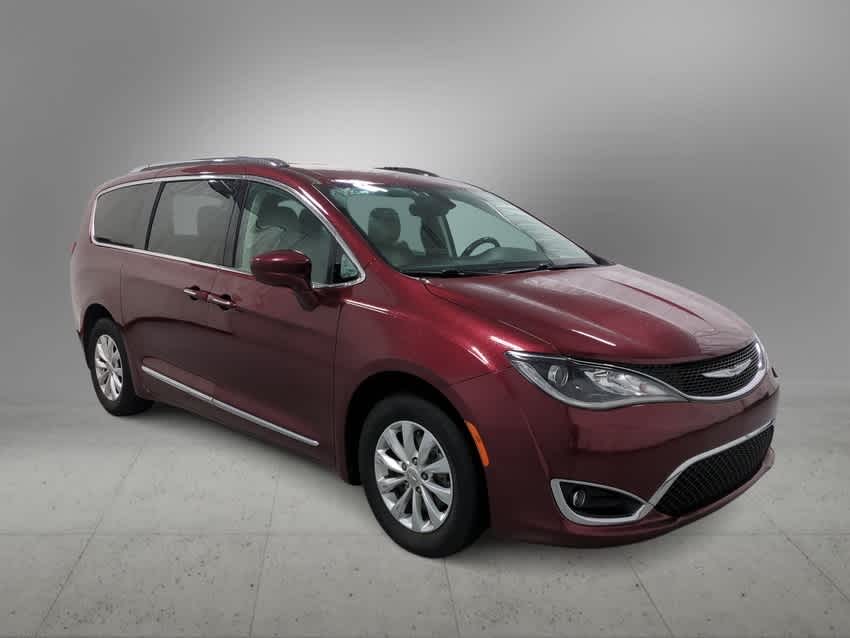 Thumbnail: 2018 Chrysler Pacifica - 3