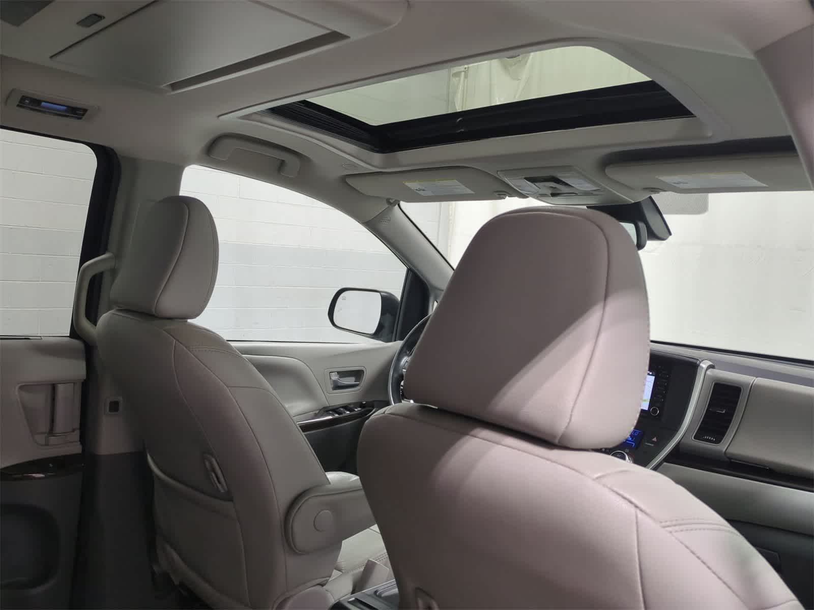 Thumbnail: 2020 Toyota Sienna - 23