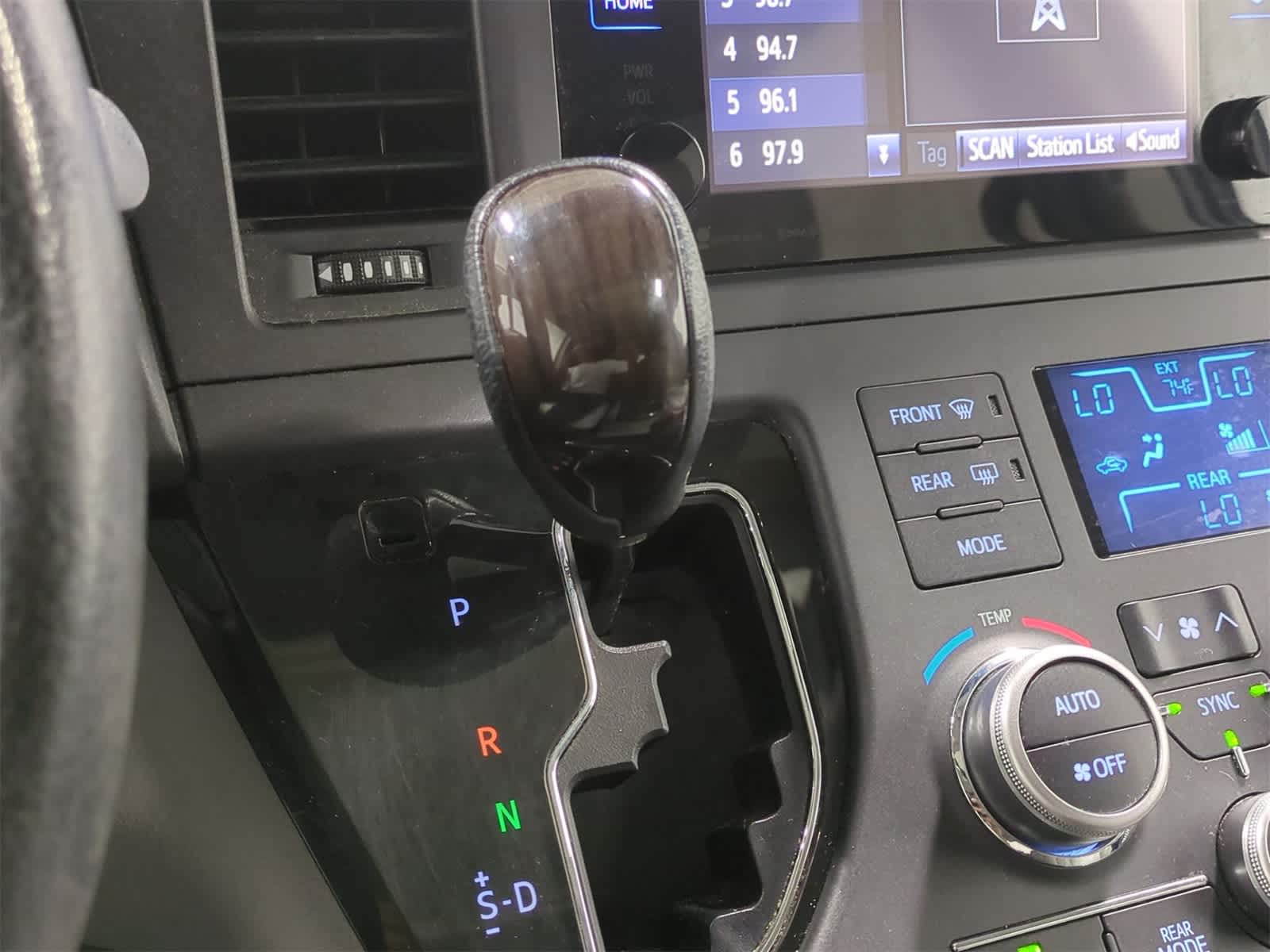 Thumbnail: 2016 Toyota Sienna - 33