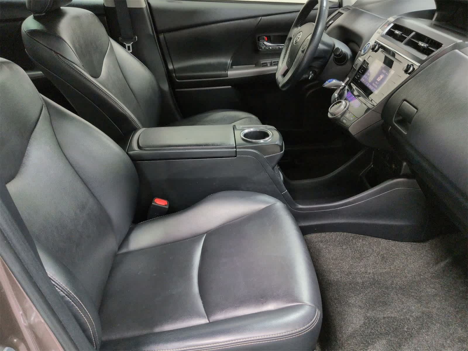 Thumbnail: 2017 Toyota Prius v - 22