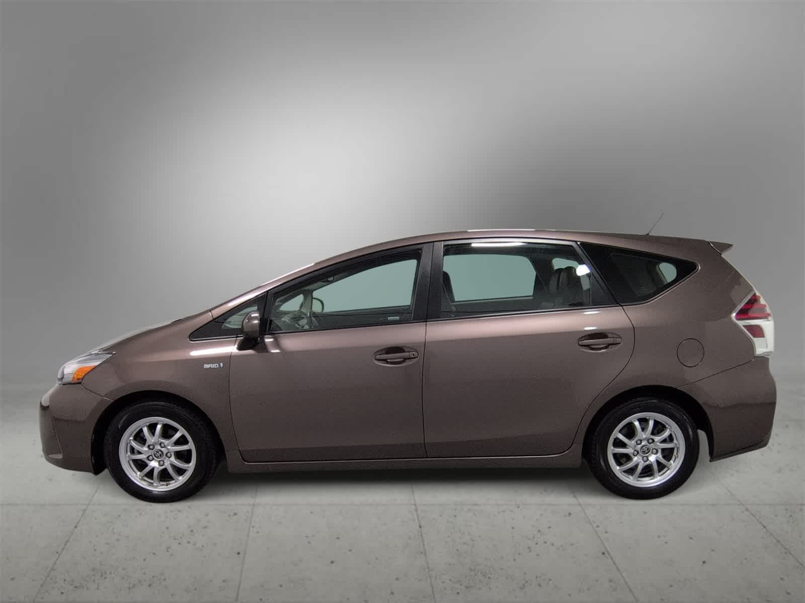 Thumbnail: 2017 Toyota Prius v - 5