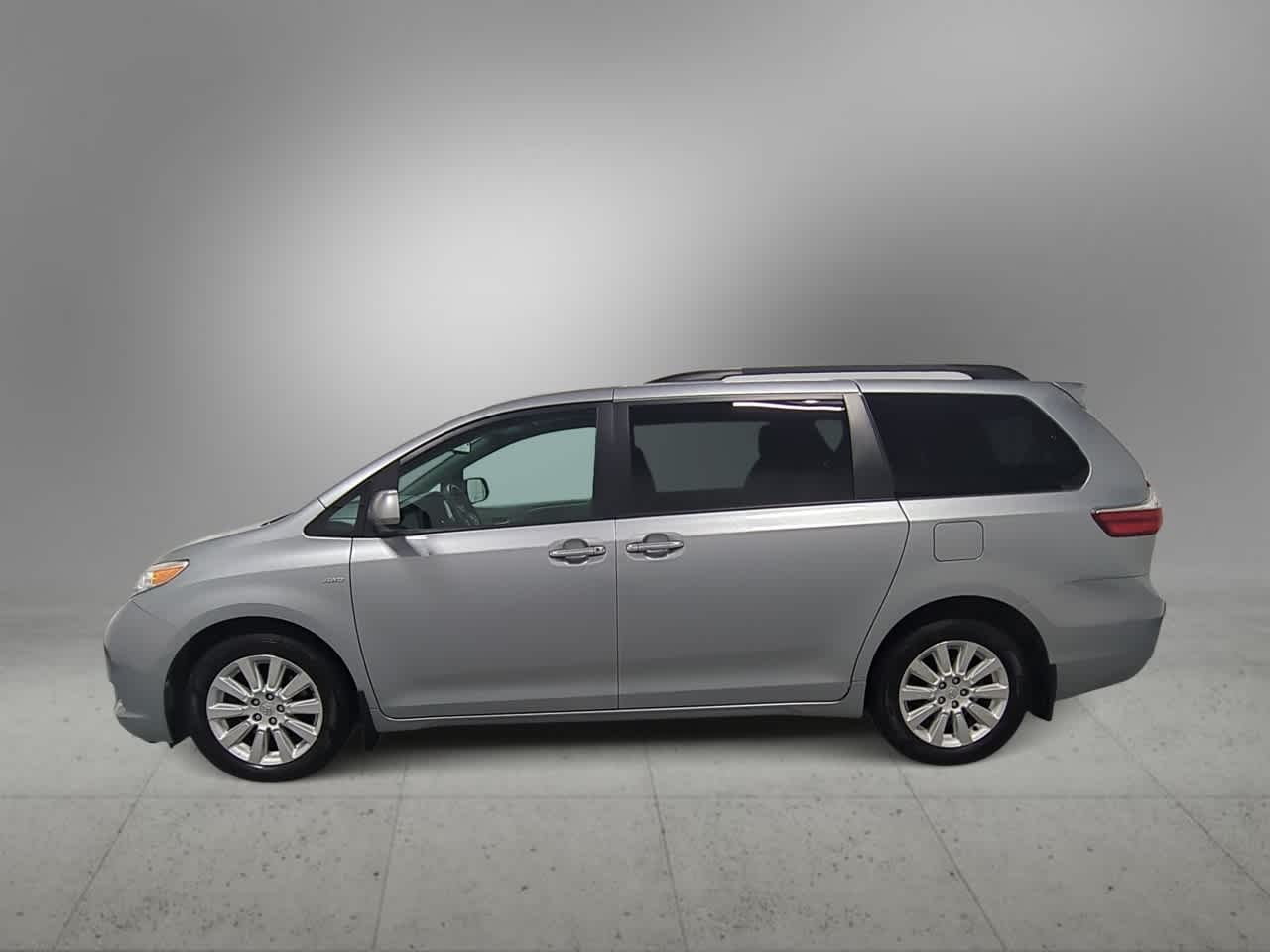 Thumbnail: 2016 Toyota Sienna - 5
