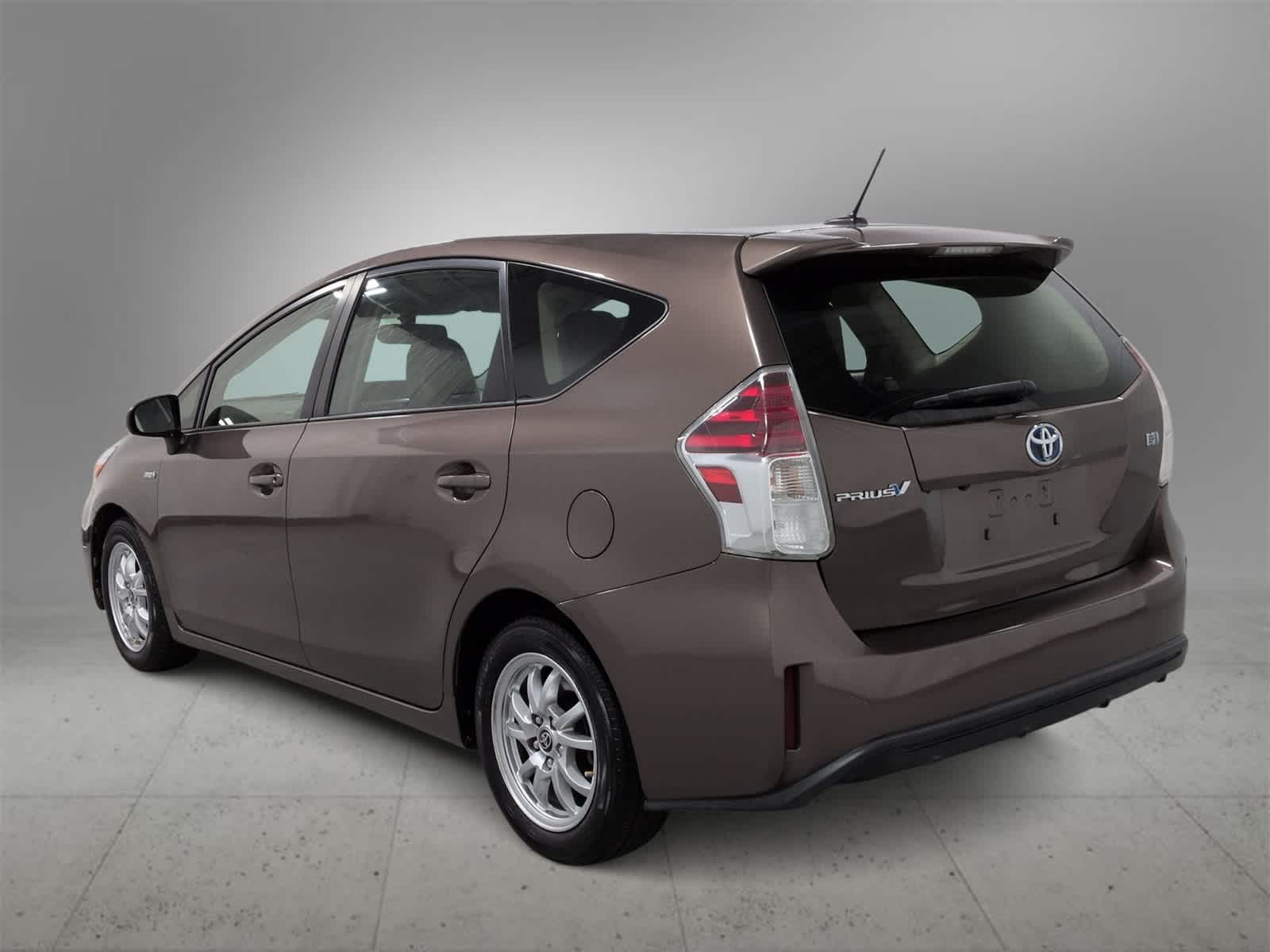 Thumbnail: 2017 Toyota Prius v - 6