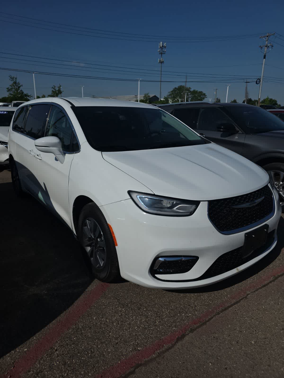 2022 Chrysler Pacifica Hybrid Touring L Hybrid's photo