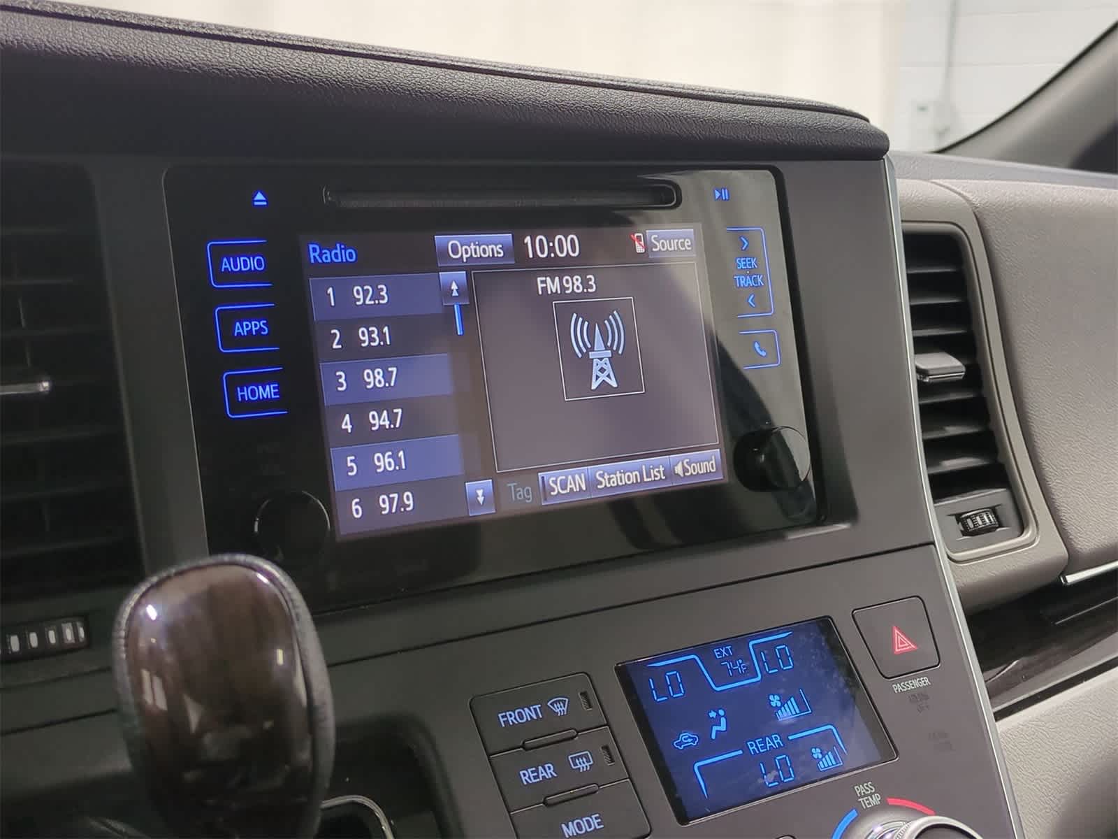 Thumbnail: 2016 Toyota Sienna - 30
