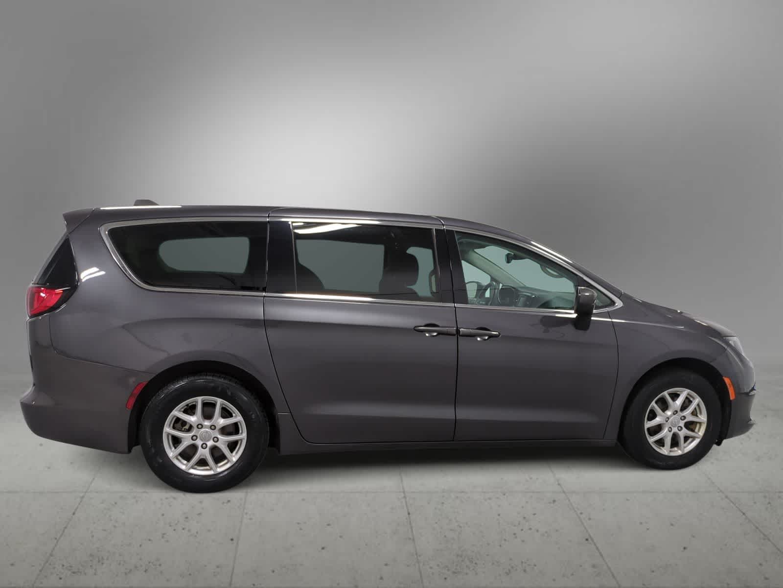 Thumbnail: 2017 Chrysler Pacifica - 9