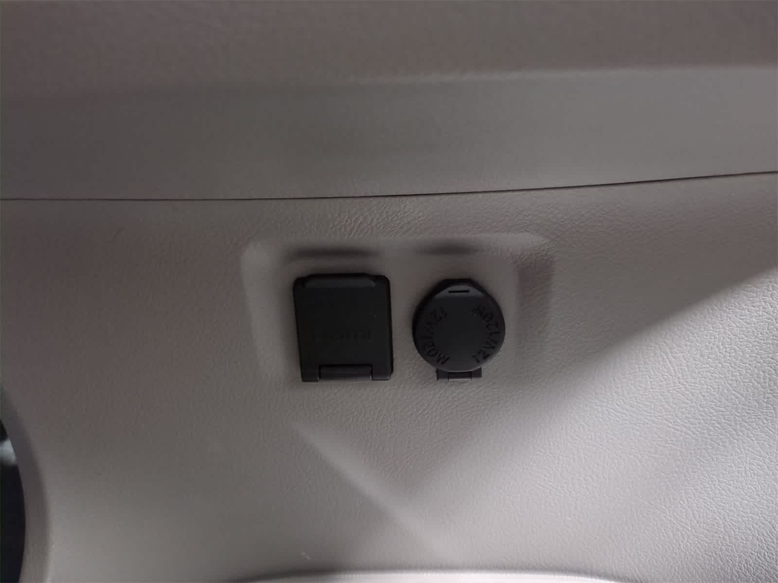 Thumbnail: 2020 Toyota Sienna - 33