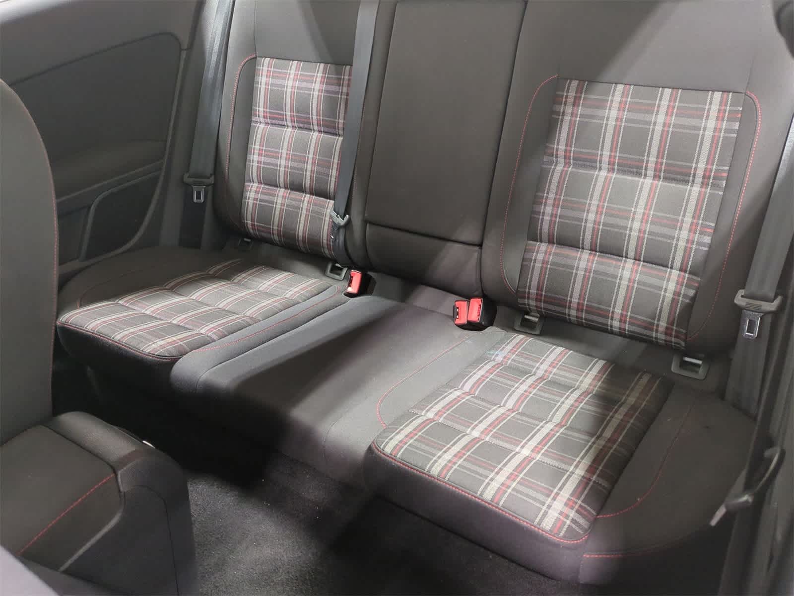 Thumbnail: 2012 Volkswagen Golf - 20