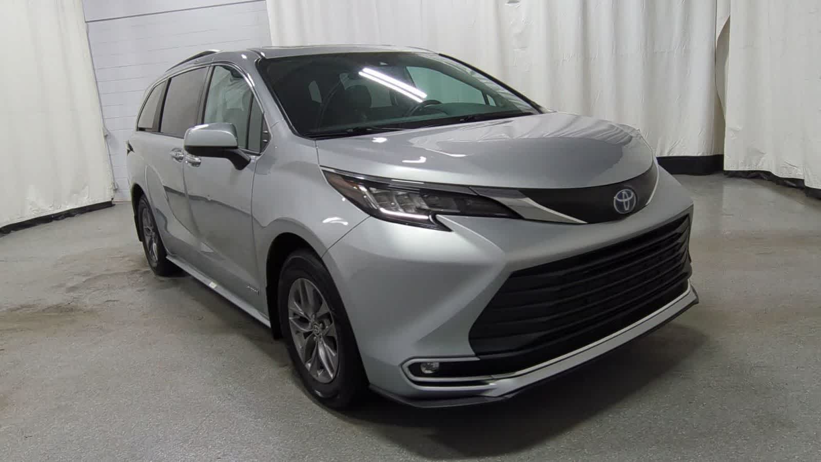Thumbnail: 2021 Toyota Sienna - 2