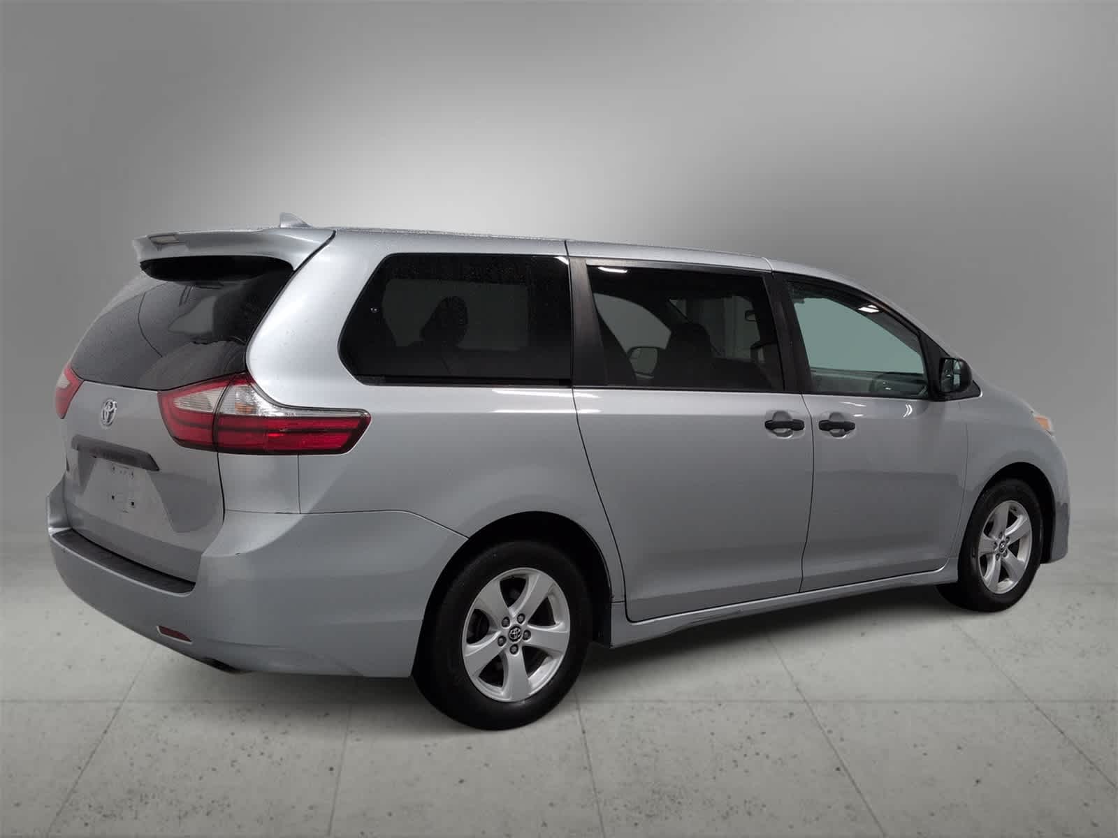 Thumbnail: 2019 Toyota Sienna - 8