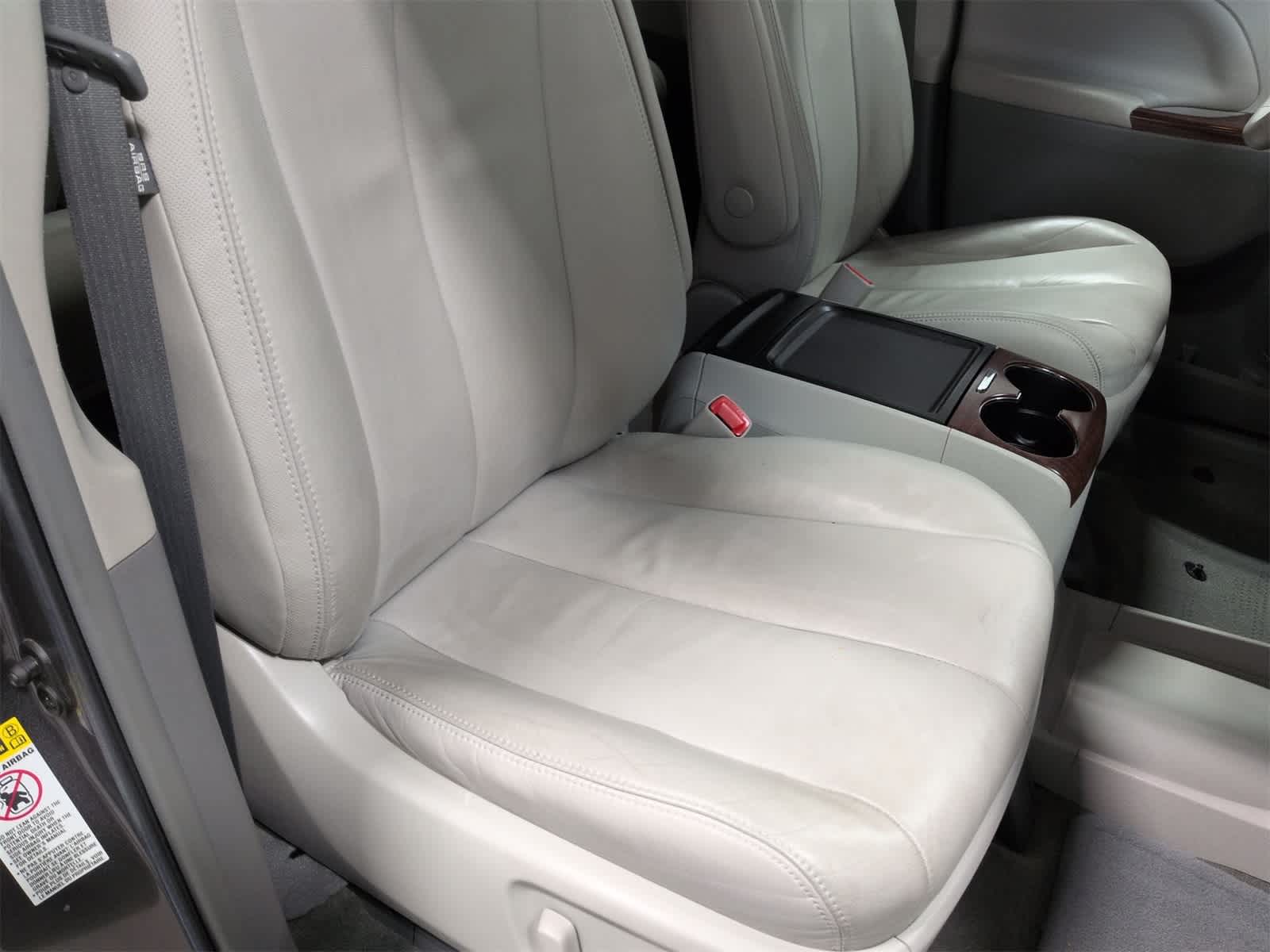 Thumbnail: 2014 Toyota Sienna - 24