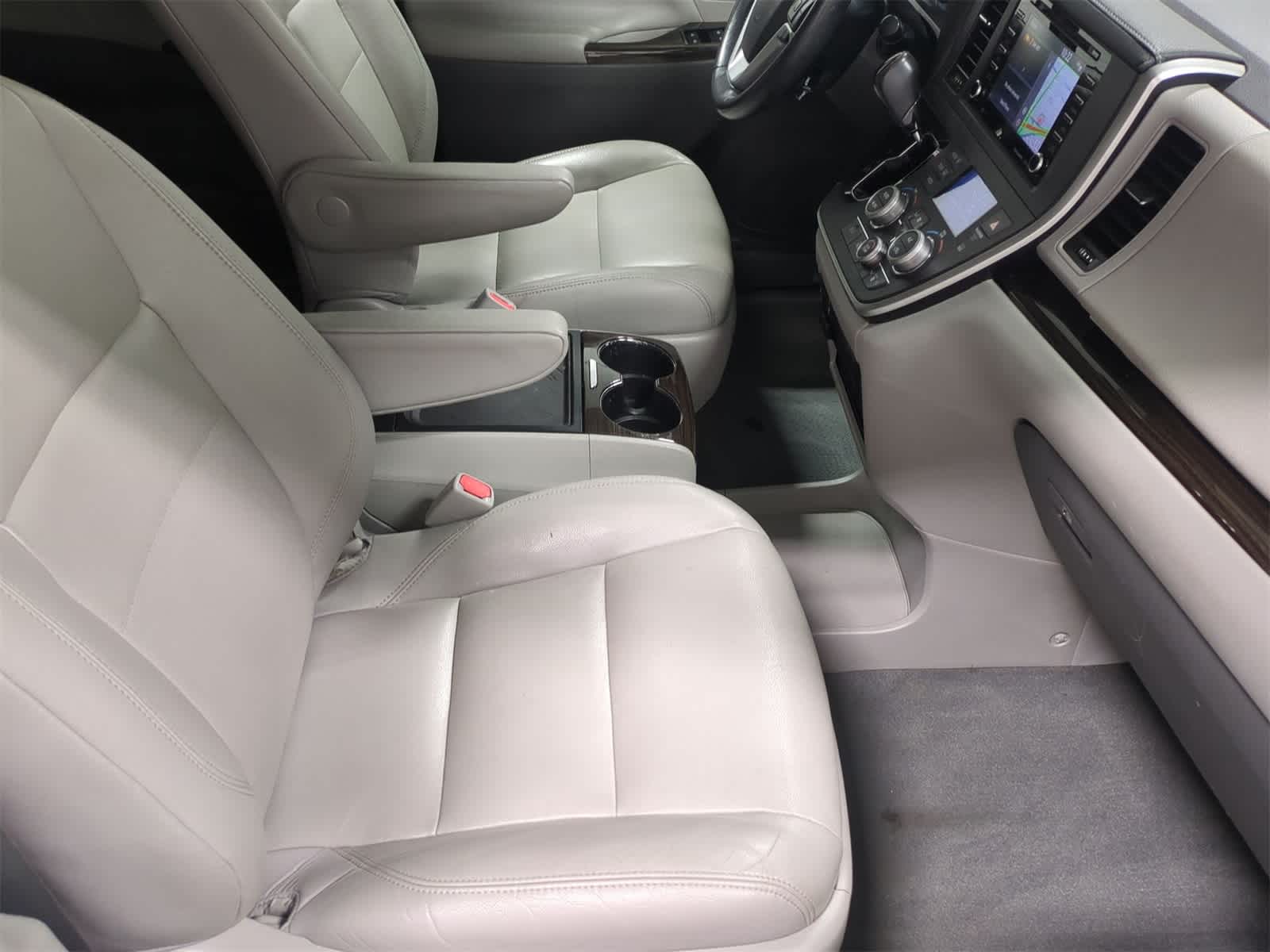 Thumbnail: 2020 Toyota Sienna - 24