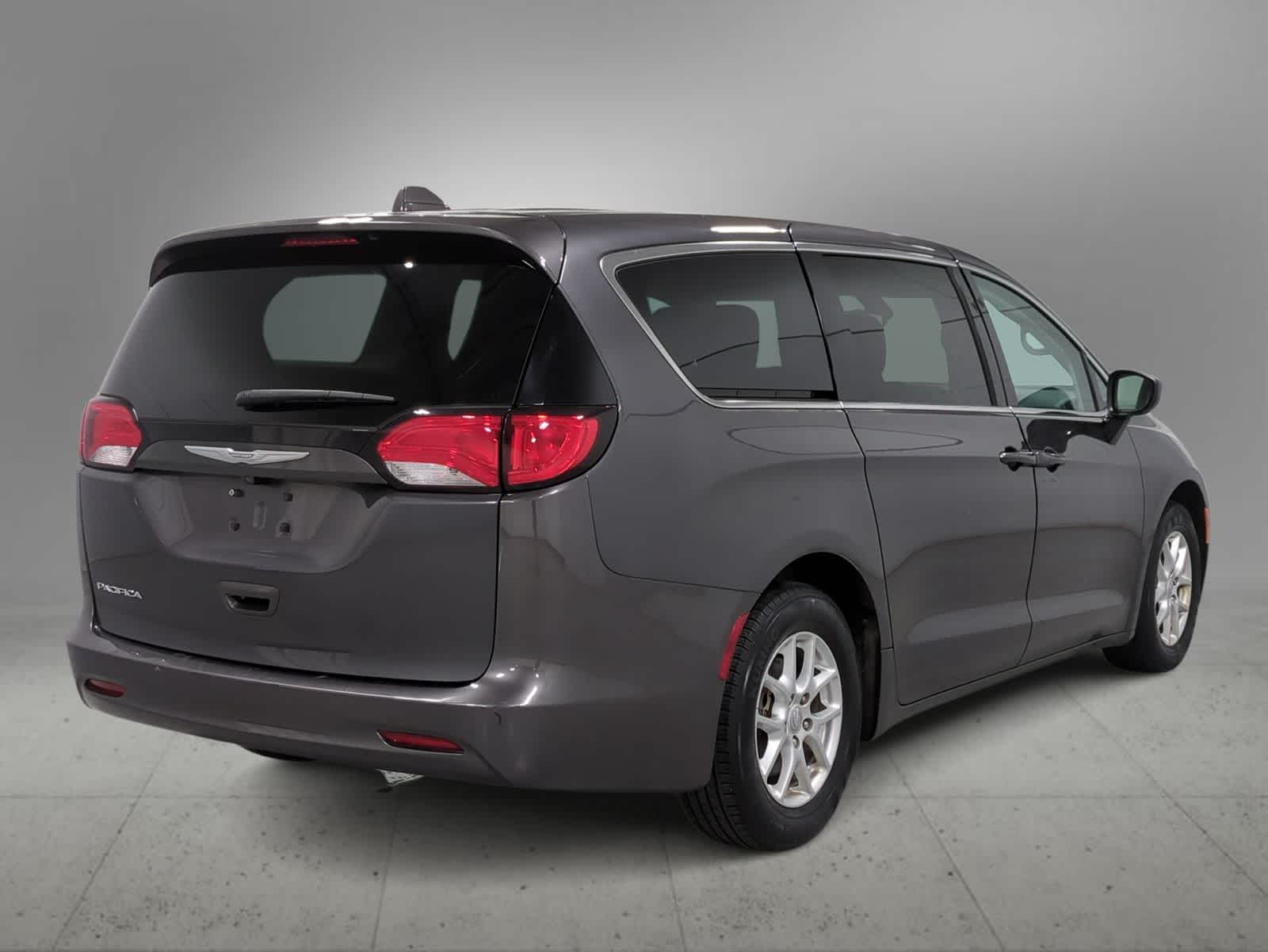 Thumbnail: 2017 Chrysler Pacifica - 8