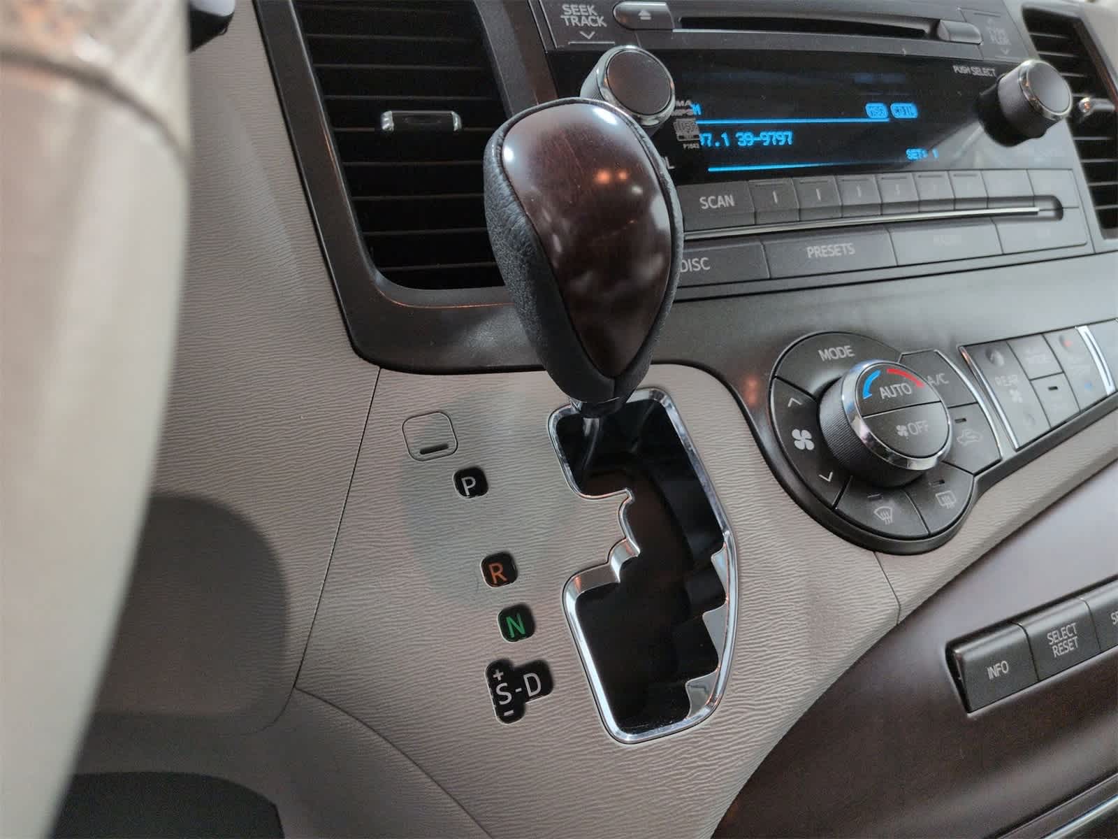 Thumbnail: 2014 Toyota Sienna - 33