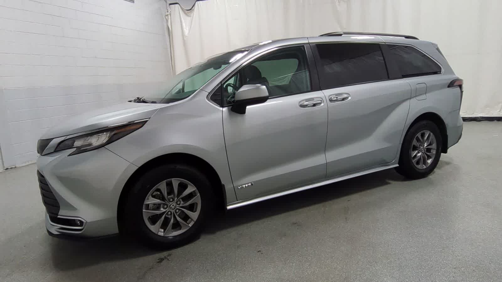 Thumbnail: 2021 Toyota Sienna - 4