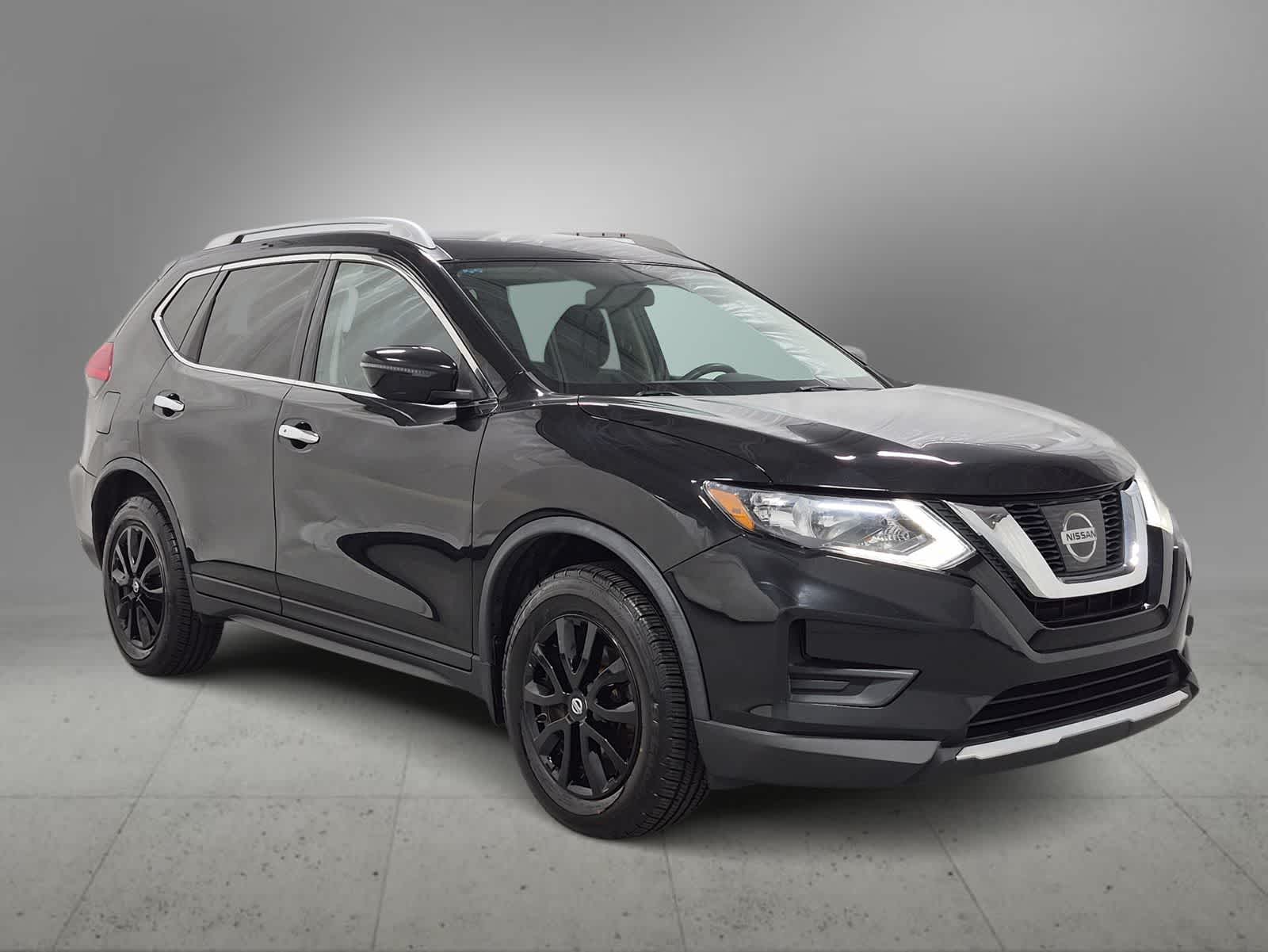 Used 2017 Nissan Rogue SV with VIN KNMAT2MVXHP597142 for sale in Farmington Hills, MI