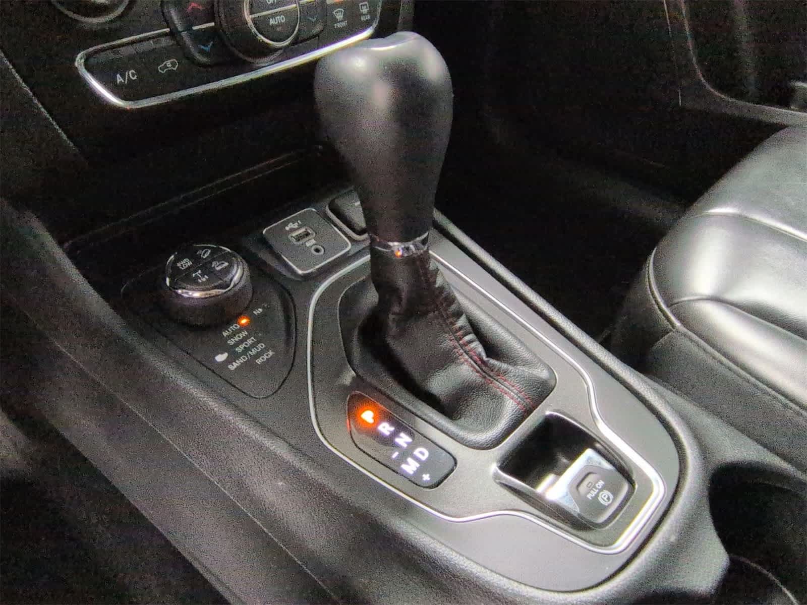 Thumbnail: 2019 Jeep Cherokee - 32