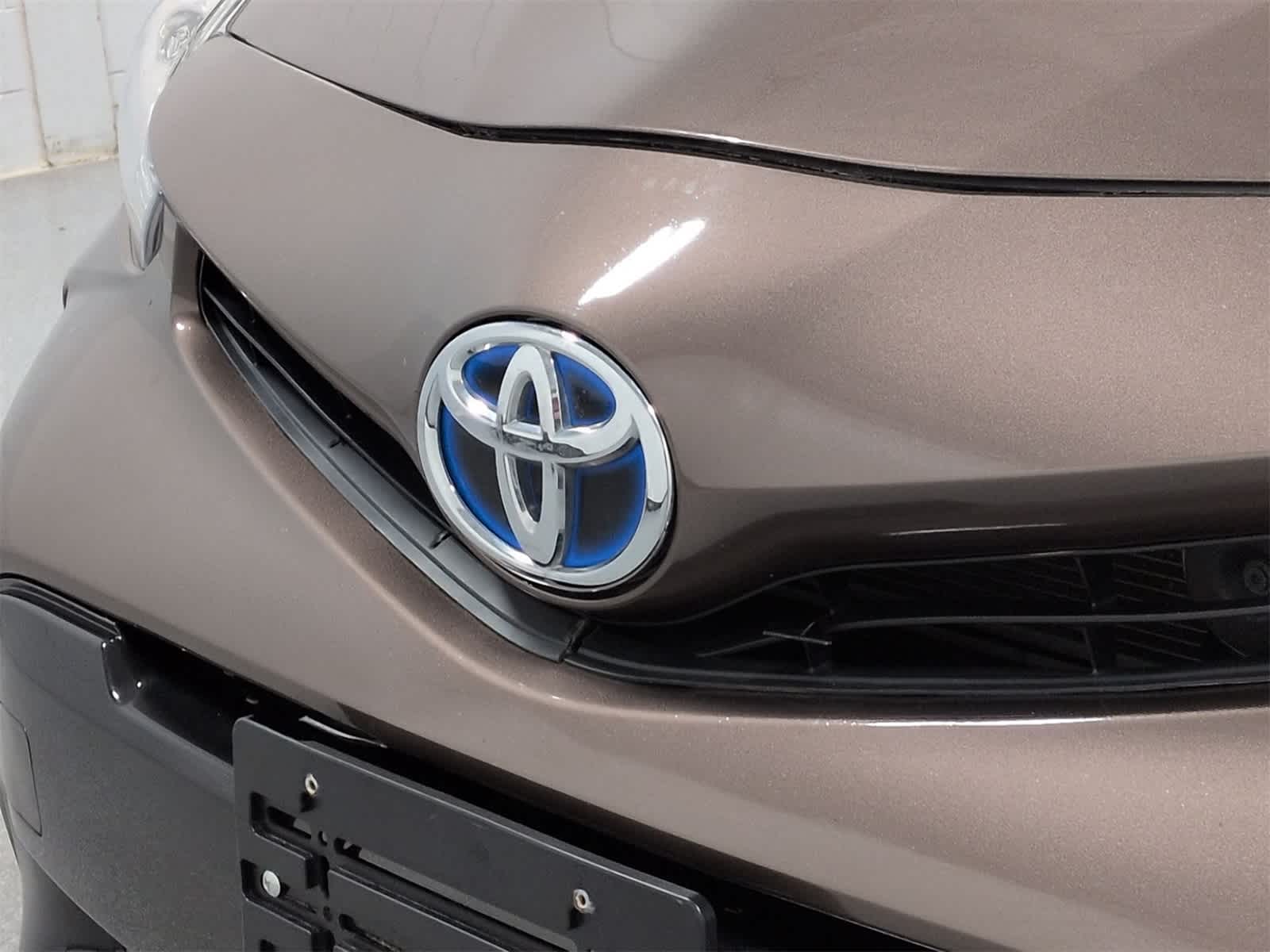 Thumbnail: 2017 Toyota Prius v - 12