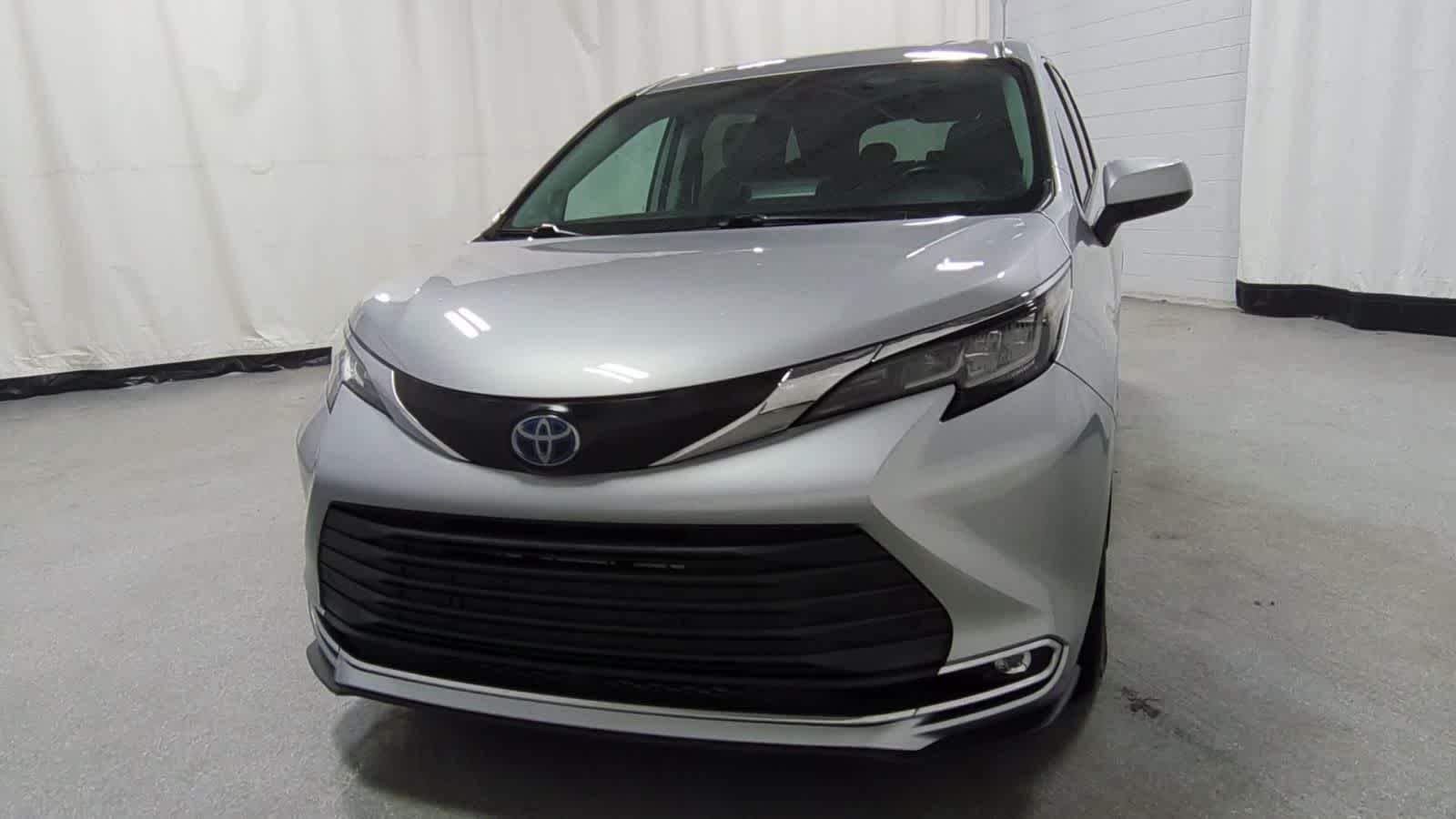 Thumbnail: 2021 Toyota Sienna - 3