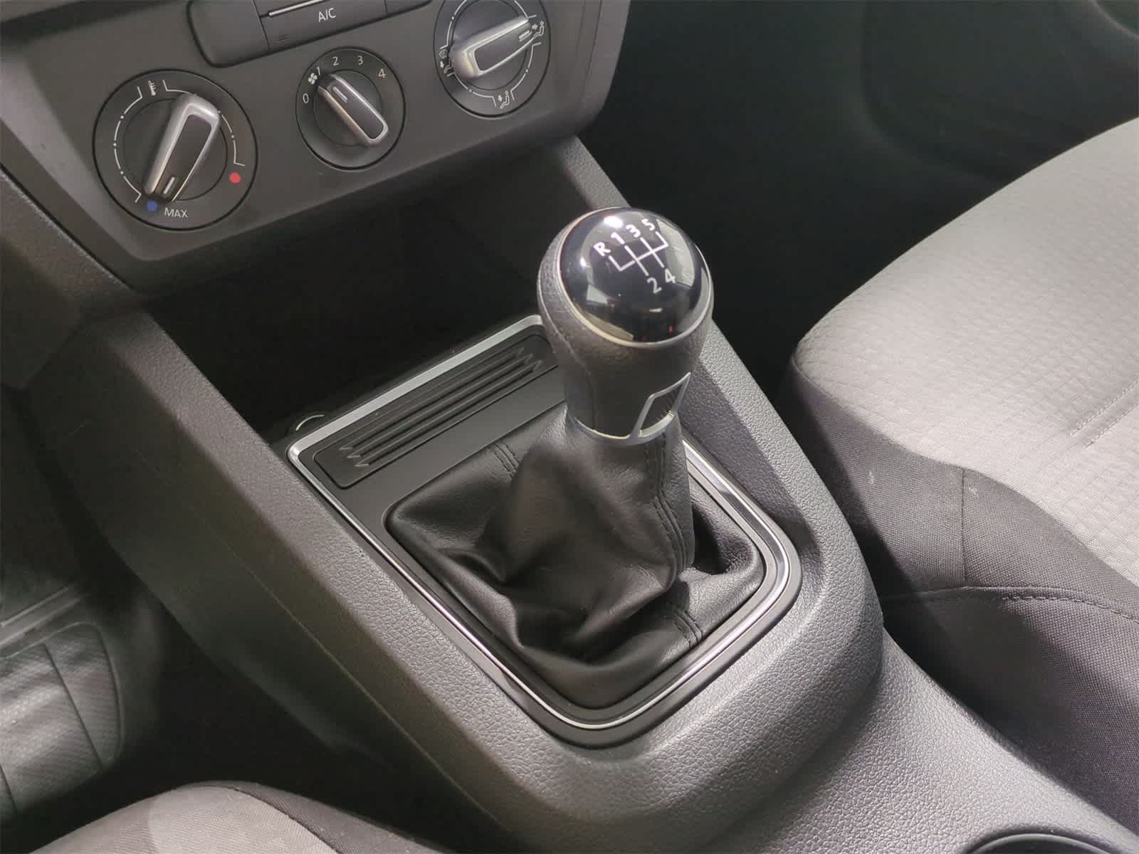 2017 Volkswagen Jetta S 32
