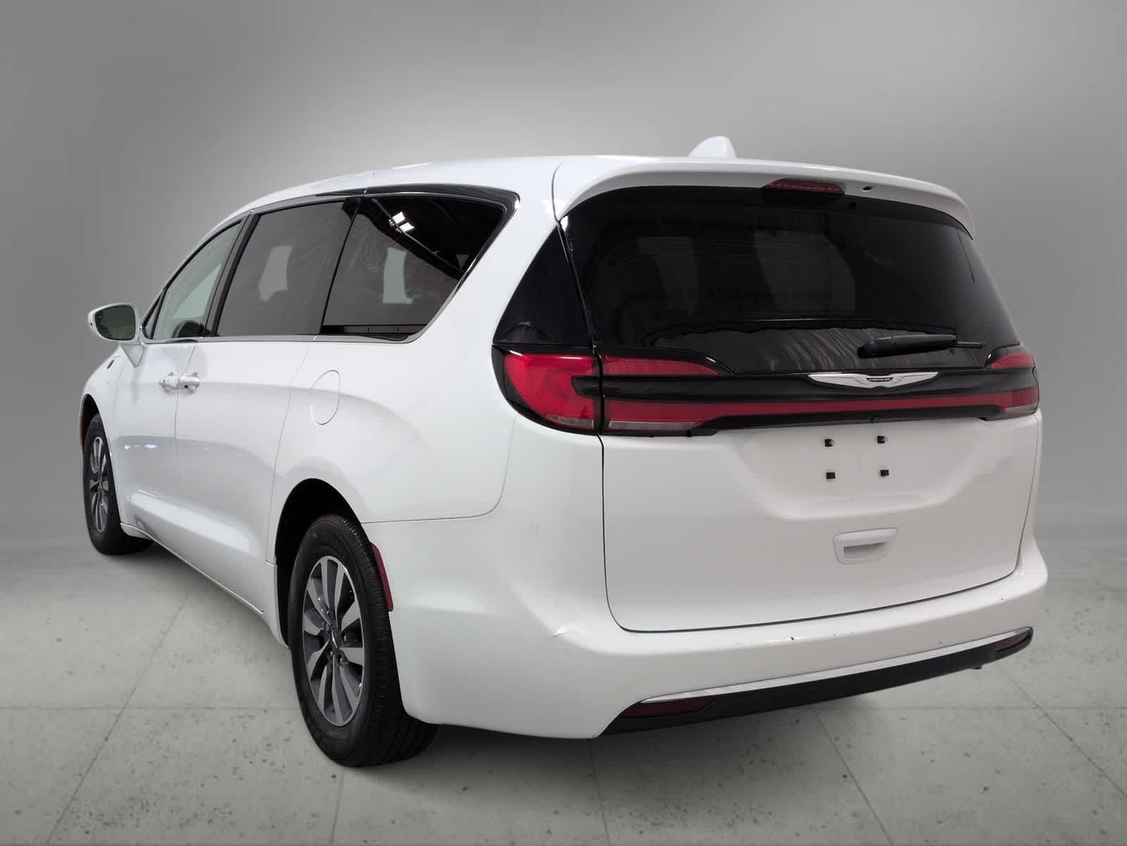 Thumbnail: 2022 Chrysler Pacifica - 6
