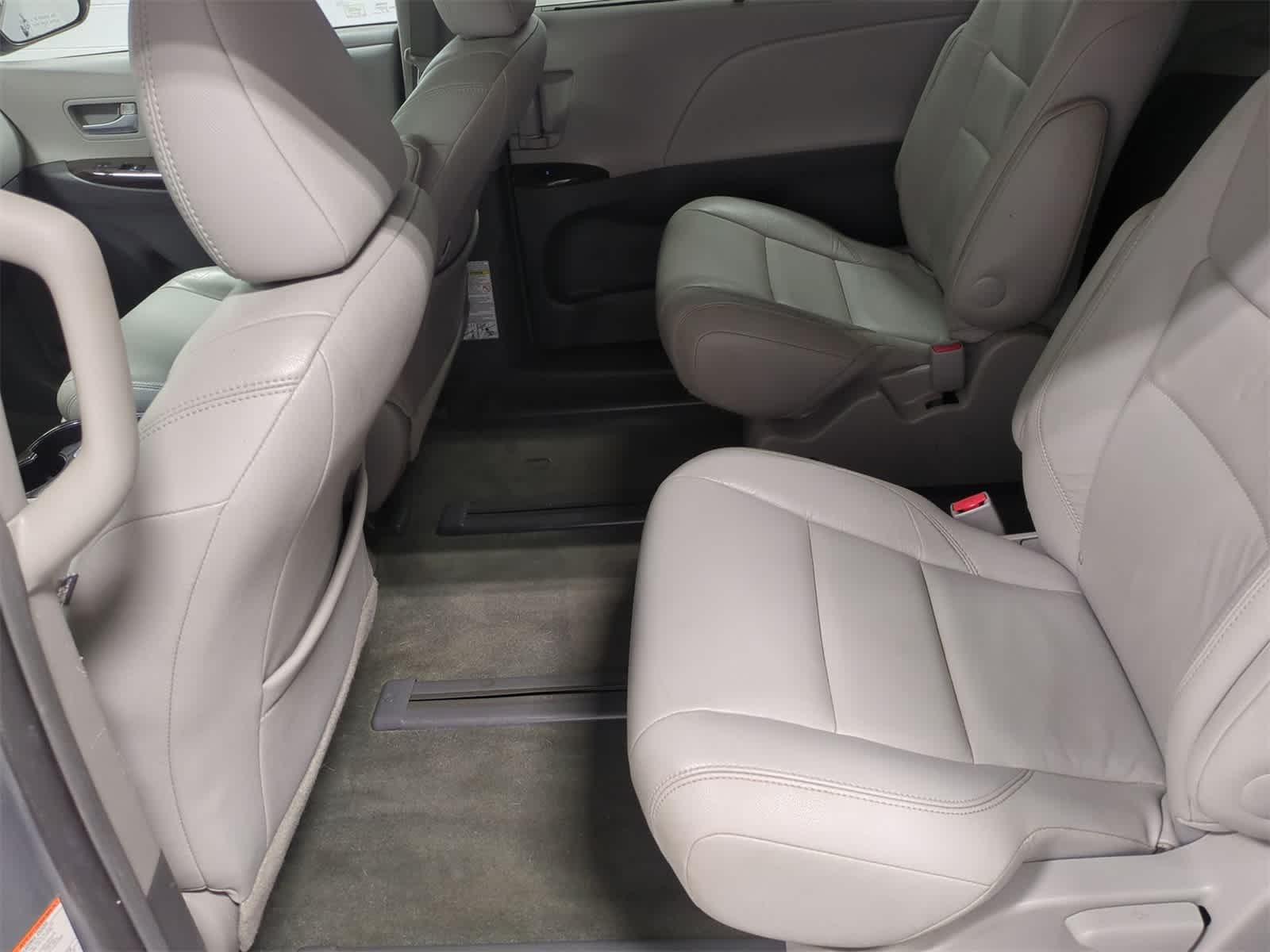 Thumbnail: 2016 Toyota Sienna - 21