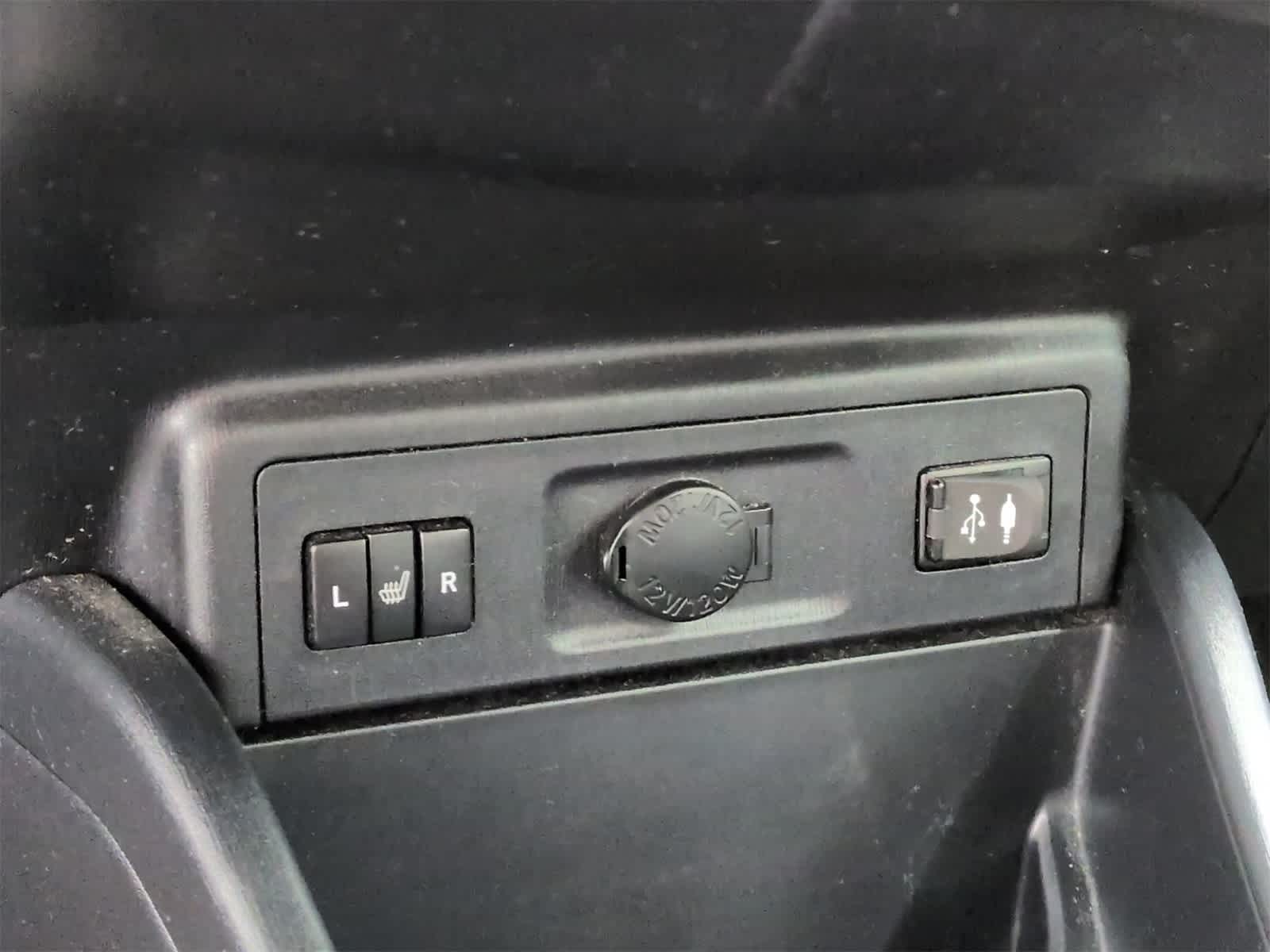 Thumbnail: 2017 Toyota Prius v - 31