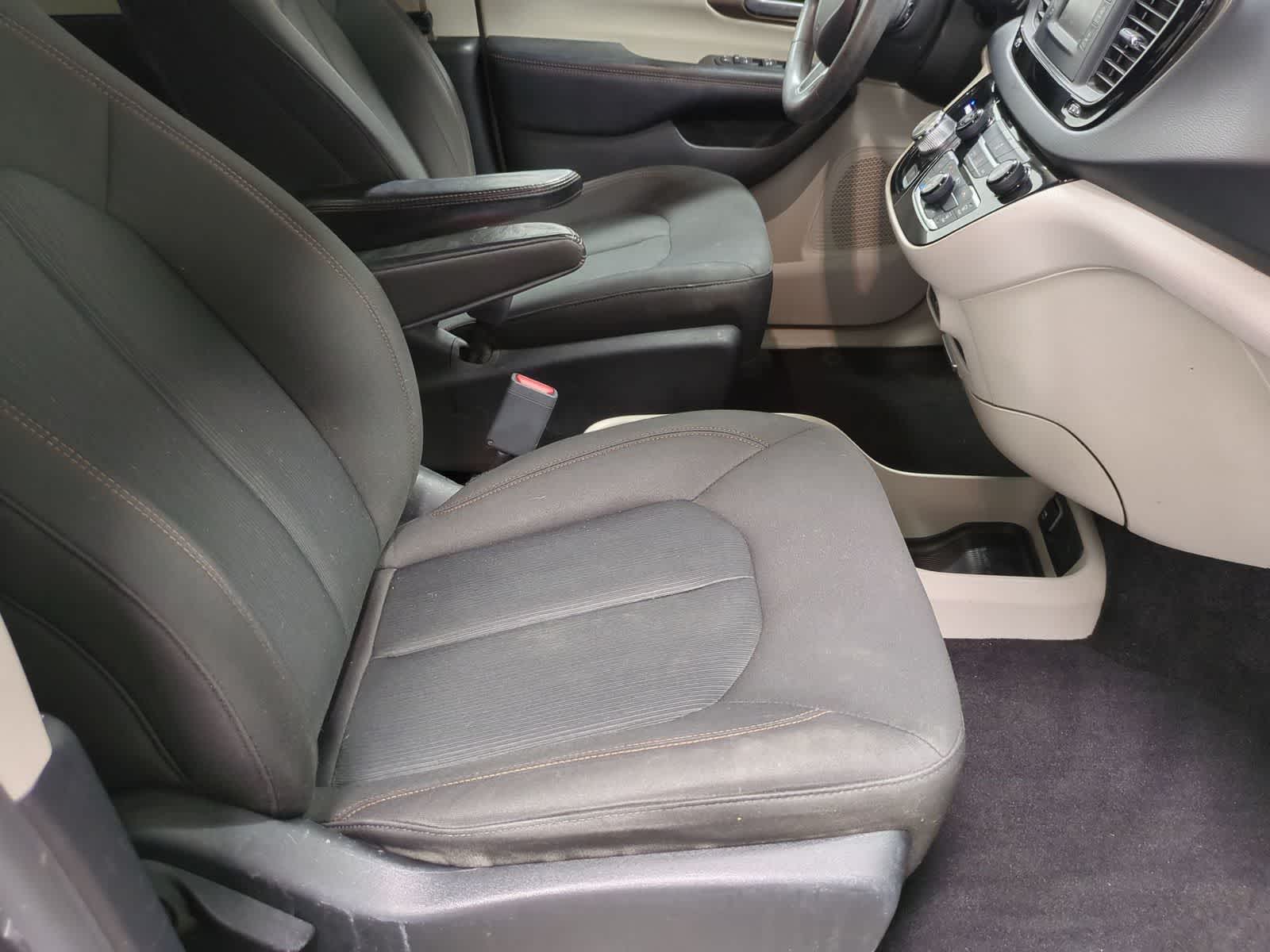 Thumbnail: 2017 Chrysler Pacifica - 21